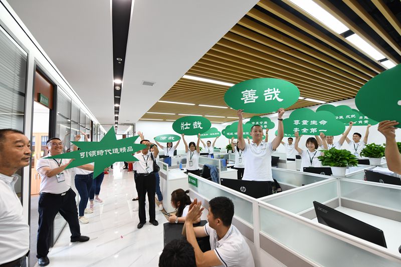 第十二工程公司唱跳、手举写有企业文化标语的KT板_副本