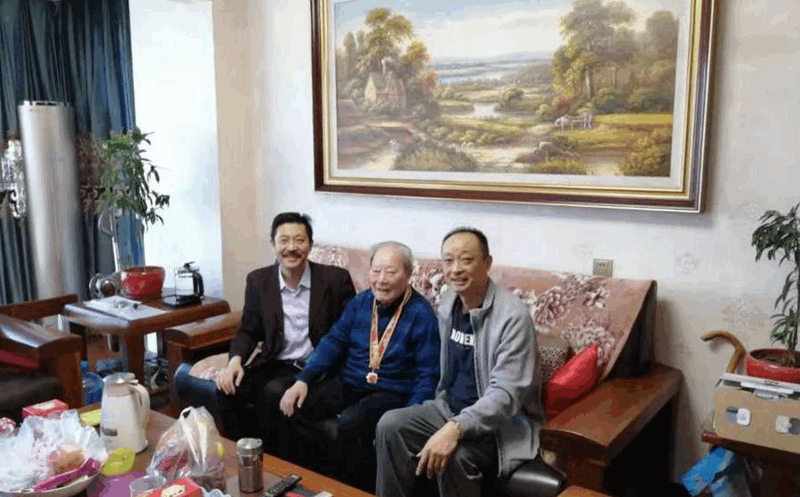 慰问公司荣获中共中央、国务院、中央军委颁发的“庆祝中华人民共和国成立70周年”纪念章的老党员、离休干部胡成金同志_副本_副本